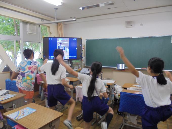 4年民舞の自主練習中