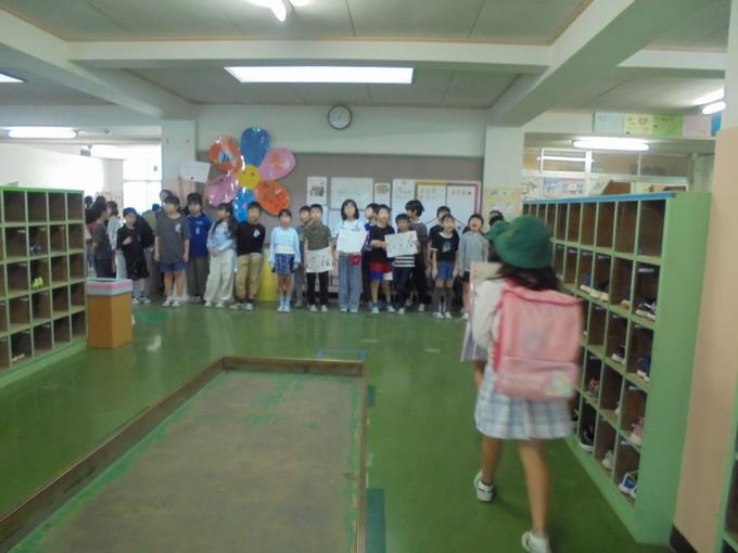 2,4年あいさつ運動の様子