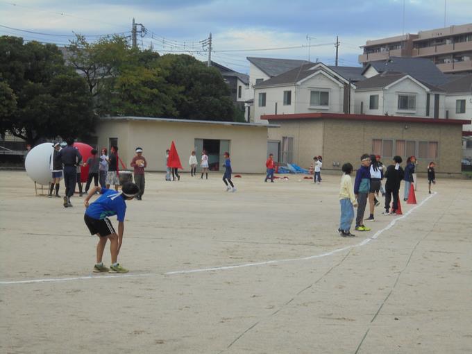 全校大玉送りの練習