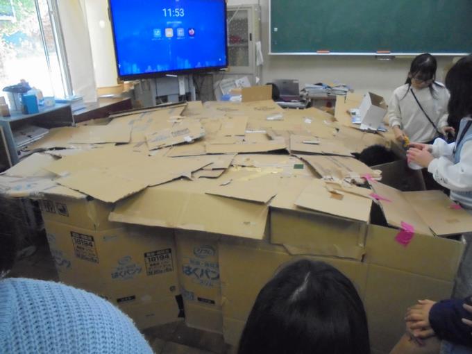 4年巨大段ボール迷路作製中