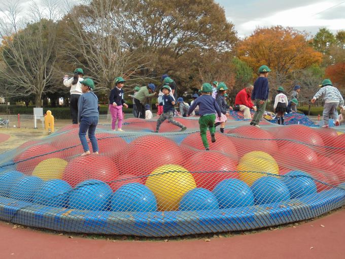 芝生広場の遊具で