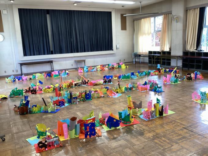 2年カラフルワンダーランド（視聴覚室に小さな町ができました）