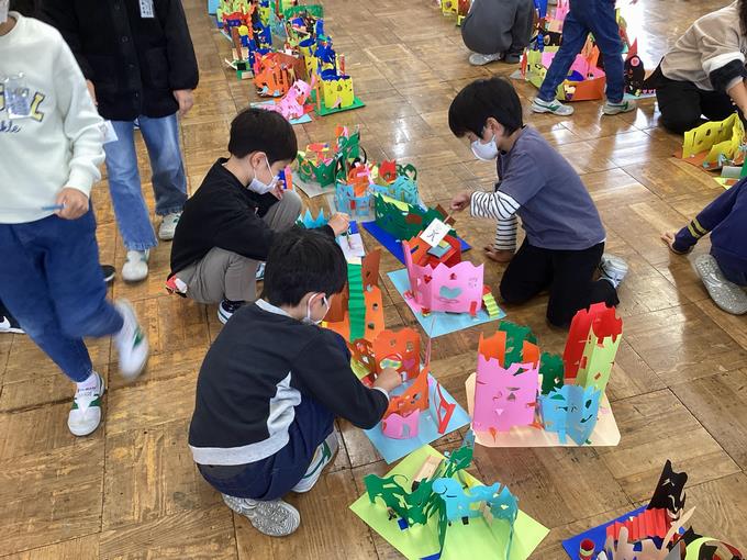 2年カラフルワンダーランドで遊ぶ子供たち①
