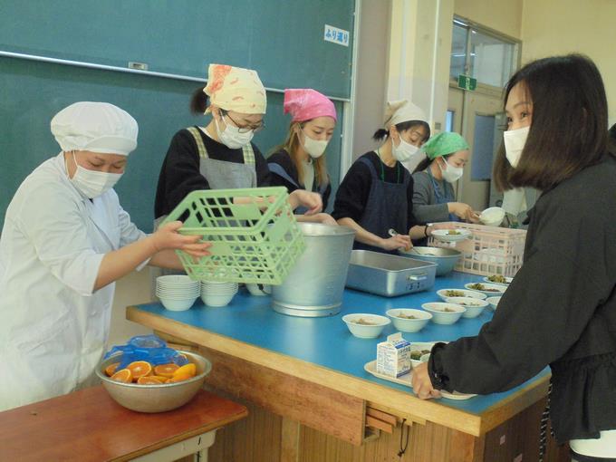 給食試食会の様子①