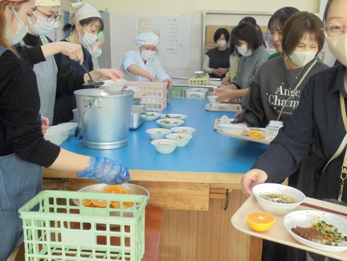 給食試食会の様子②