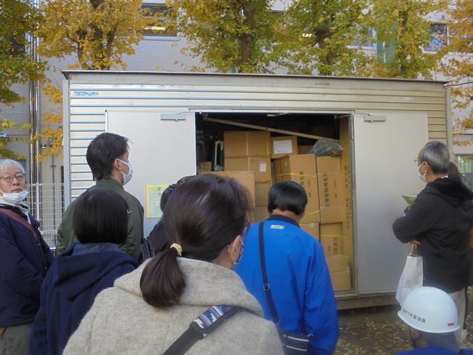 備蓄倉庫確認の様子