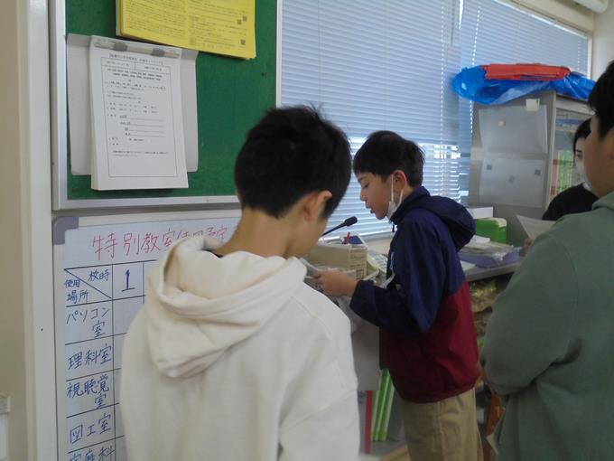 給食委員の皆さんによる放送の様子