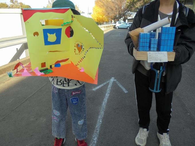 作品を大事に抱えて帰る子供たち