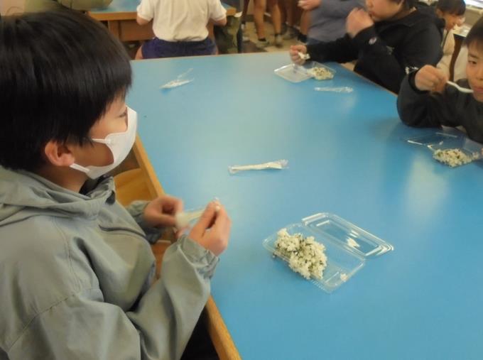 5年「防災」アルファ米の試食