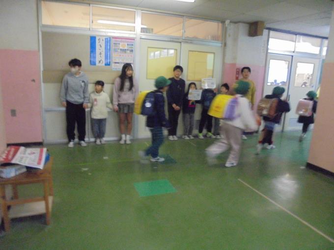 1，6年　あいさつ運動の様子②