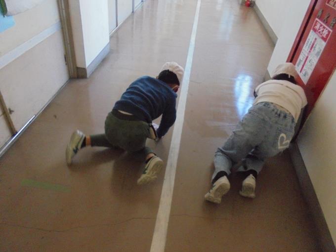 3年廊下掃除の様子