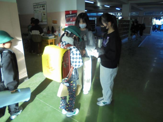 赤い羽根募金の様子