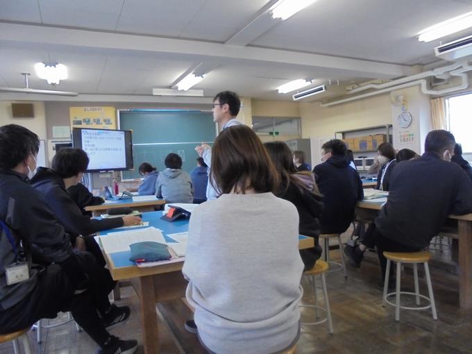 職員による研究全体会の様子