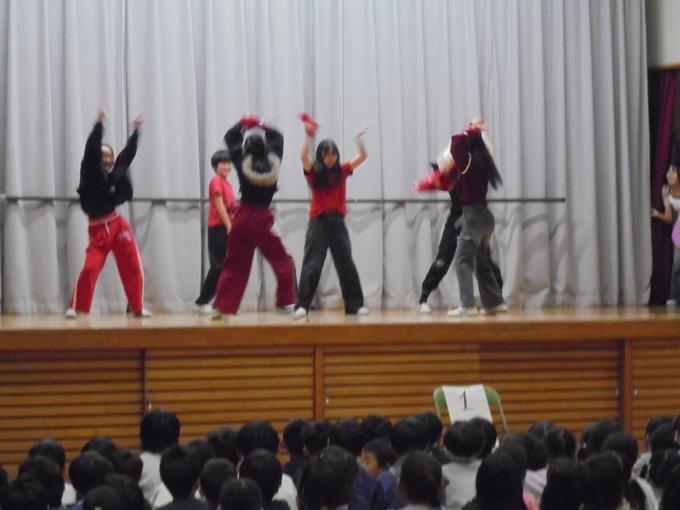 ダンスクラブの発表の様子