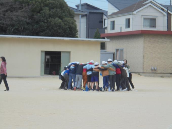 6年円陣を組んでがんばるぞ！