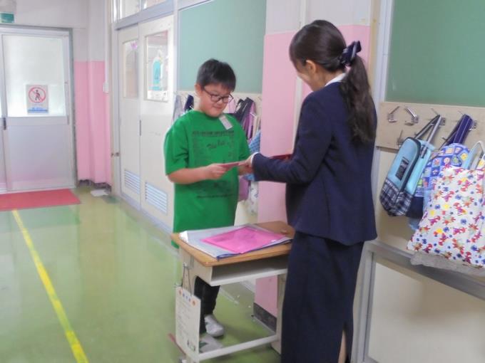 一人一人に丁寧に通知表を手渡しました