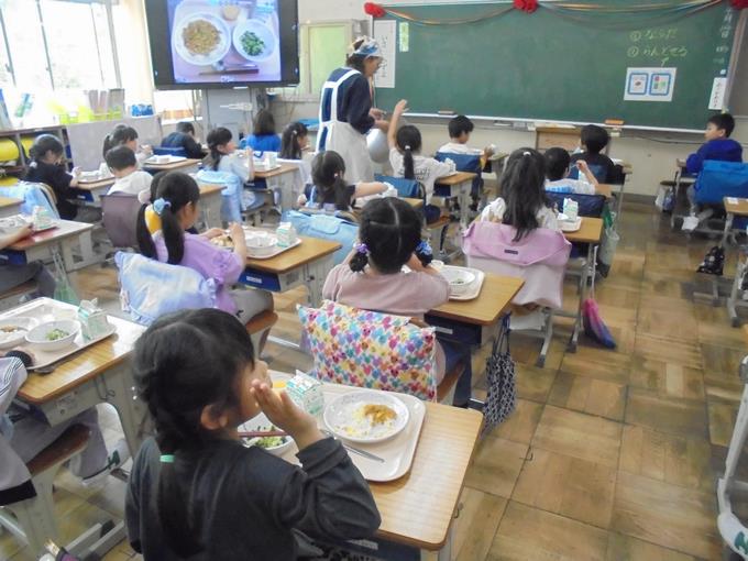 1年給食2日目「豆乳シチュー美味しいね」