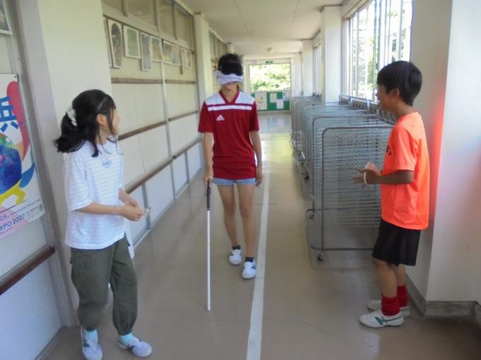 5年白杖体験の様子