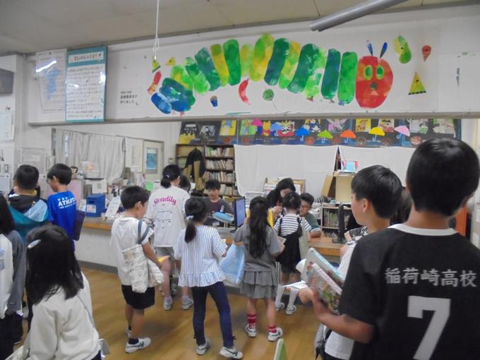 にぎわっている図書館