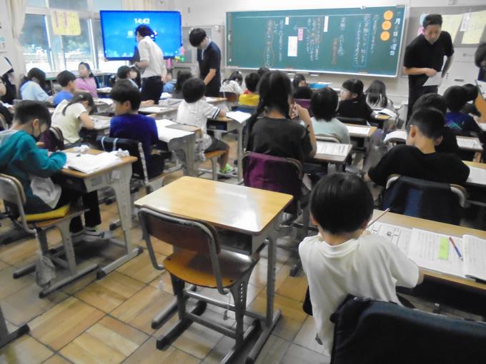 4年国語科授業研究の様子