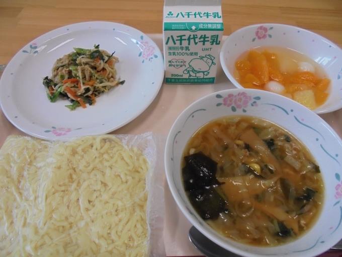 給食は味噌ラーメン