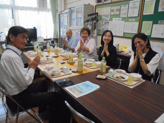 給食の試食（学校運営協議委員の皆さま）
