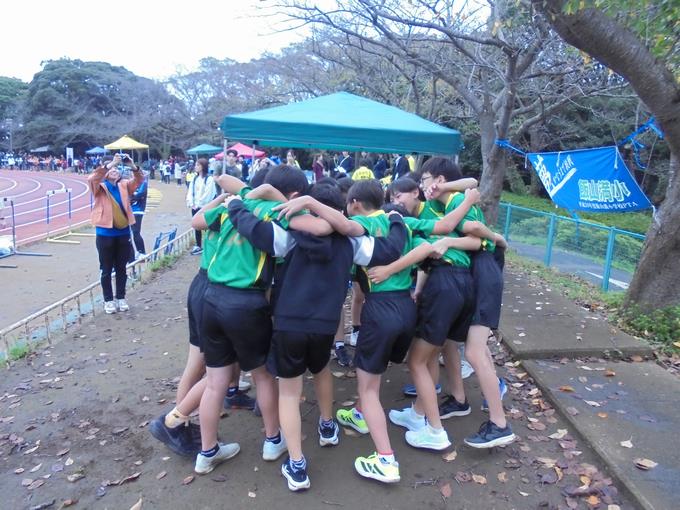 円陣を組んで、がんばるぞ！！
