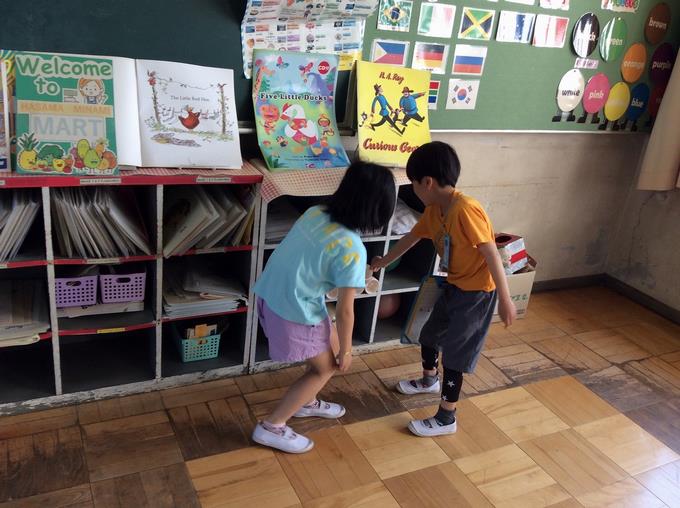 英語の本がいっぱいのワールドルーム