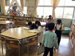 低学年図書室を探検中