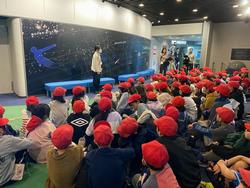 話を聞いている様子