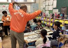 リース作りを手伝っていただきました。