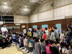 1年生と手をつないで6年生入場