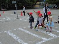 横断歩道の渡り方の練習の様子