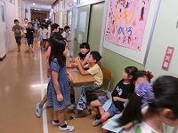 お店に入る児童
