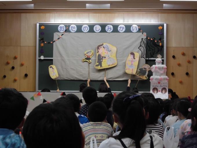 お話に夢中になる子どもたち