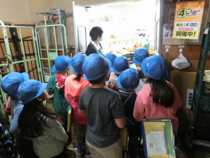 マルエツのバックヤードを見学する子どもたち
