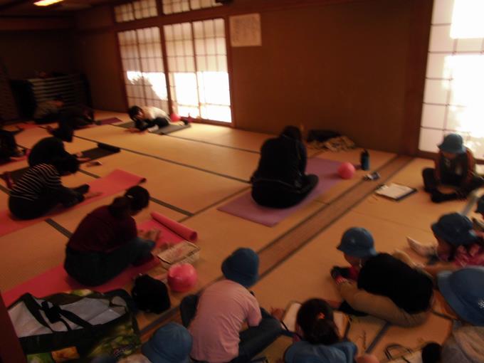ヨガを体験する子どもたち