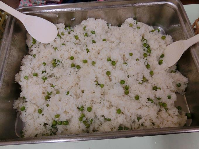 給食のグリンピースご飯