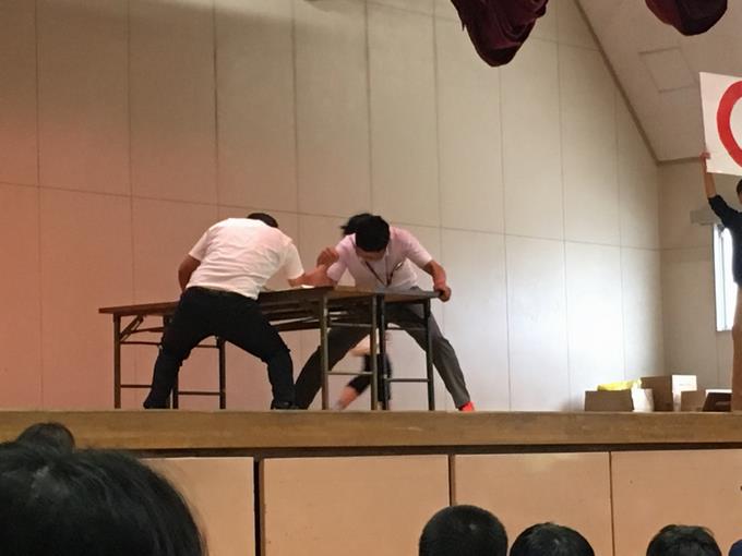 腕相撲の様子