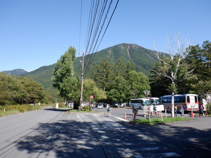 見守る男体山