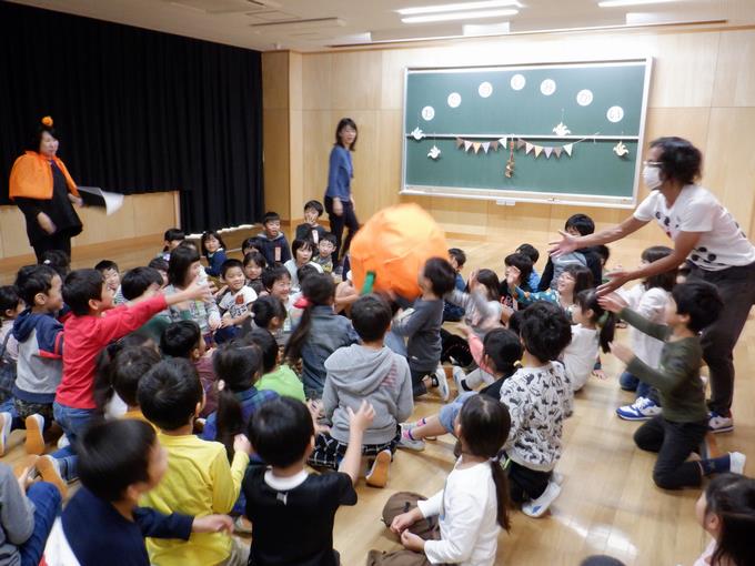 魔女のかぼちゃを転がす様子
