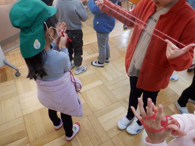 幼稚園生に昔遊びを教える様子