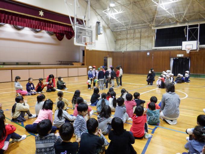 プレゼントの折り紙こまを渡す様子