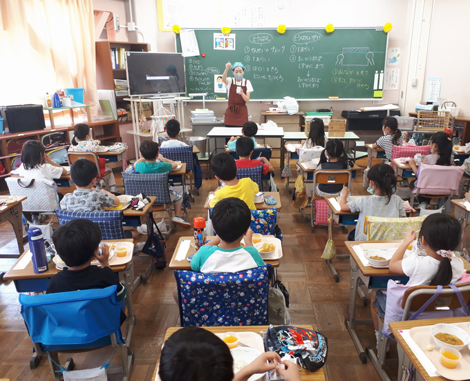 1年生の給食の様子