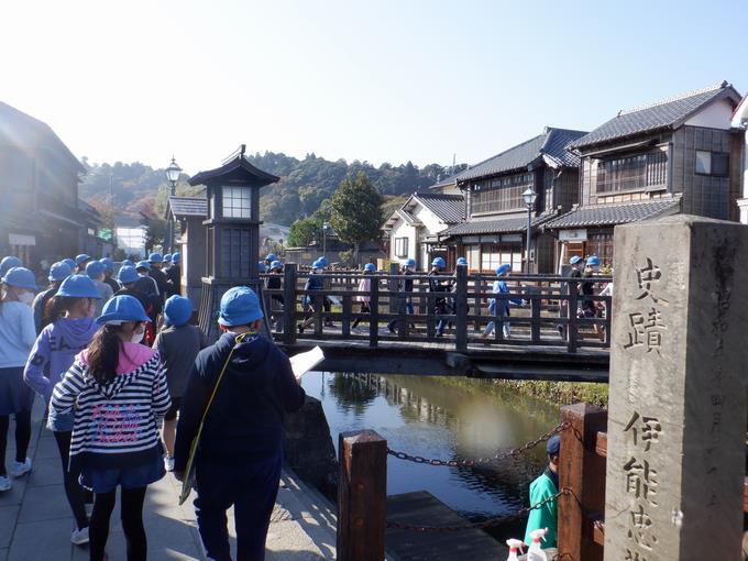 佐原市の町並みを見学する様子