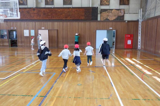 だるまさんがころんだで遊ぶ様子