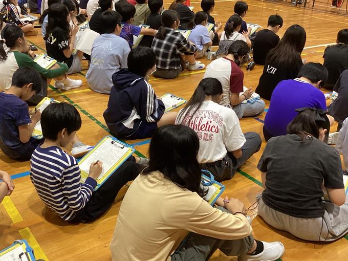 メモをとりながら真剣に 話をきいています。