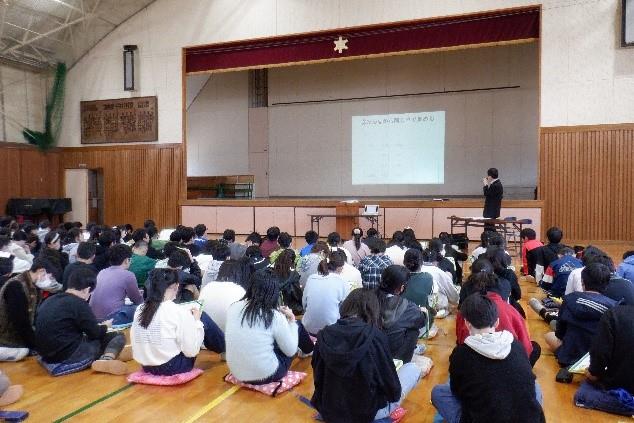 税の集め方を学ぶ様子