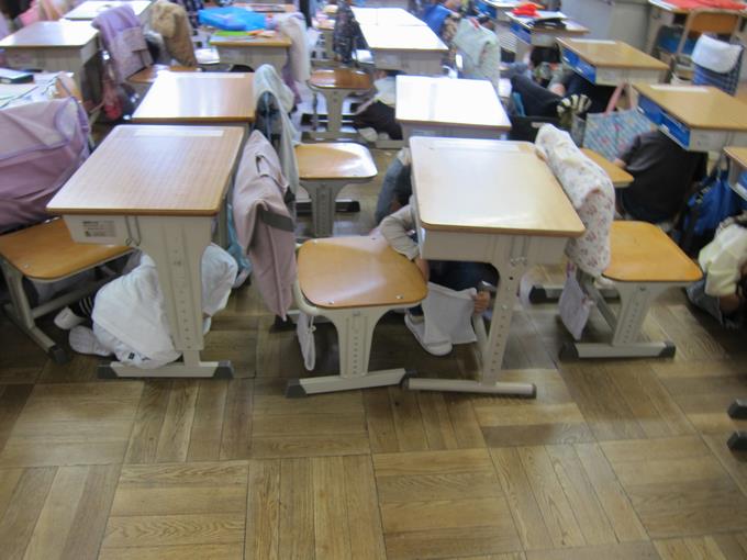 地震発生、机の下へ!