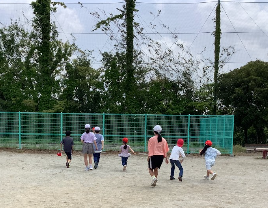 「だるまさんが転んだ」で遊ぶ様子